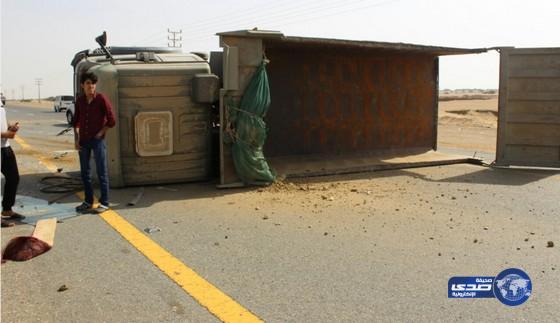 بالصور .. انقلاب شاحنة شمال القنفذة‎