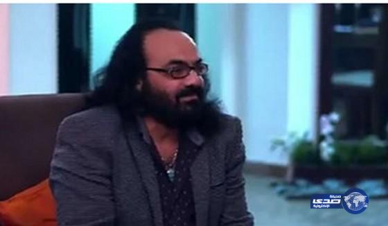 بالفيديو.. رد فعل “أبو الليف” على خلع فتاة محجبة عبائتها وغطاء الرأس امامه