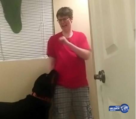 بالفيديو.. كلب وفي يثني شابة عن إيذاء نفسها