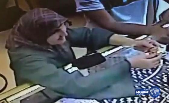 بالفيديو: فتاة تستخدم أكمامها في عملية سرقة احترافية