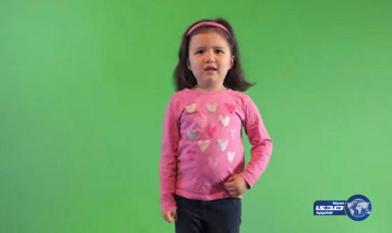 بالفيديو: طفلة تتفوق على ممثل أمريكي شهير في التقليد