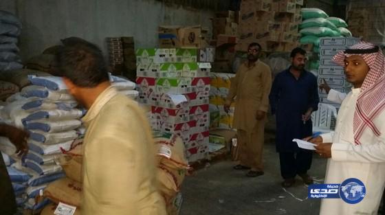 بلدية القوز تصادر اكثر من 22 كيساً للارز باحد مستودعات التموين الغذائي(صور)