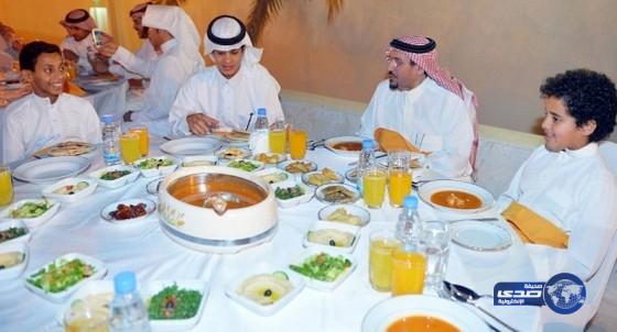 أمير القصيم يقيم مأدبة إفطار لأيتام دار التربية الاجتماعية وأبناء الشهداء ببريدة