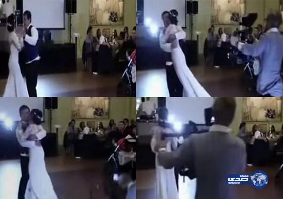 فيديو: سقوط محرج لمصور أثناء تصويره رقص عروسين في حفل زفاف