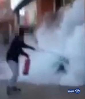 بالفيديو.. مراهق يهاجم مشردًا بعنف بطفاية حريق