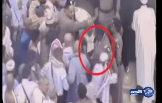 فيديو: رجل أمن يُساعد مسنًّا على تقبيل الحجر الأسود