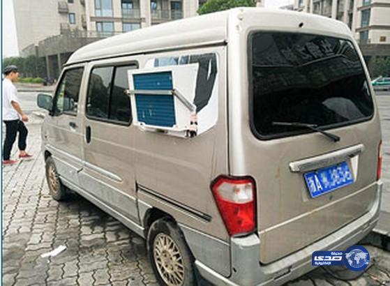 سائق يركب مكيف هواء في سيارته