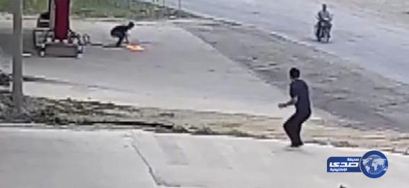 بالفيديو: صيني يحاول إشعال النار في محطة بنزين