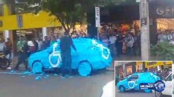 بالفيديو: معاقبة سائق وقف في المكان المخصص لـ ذوي الاحتياجات الخاصة