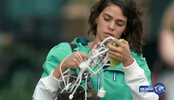 بالفيديو: سامسونغ تسخر من مستخدمي آيفون في إعلانها الجديد