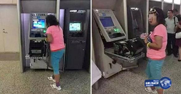 امرأة صينية تحطم صرافا آليا لابتلاع بطاقتها الإلكترونية