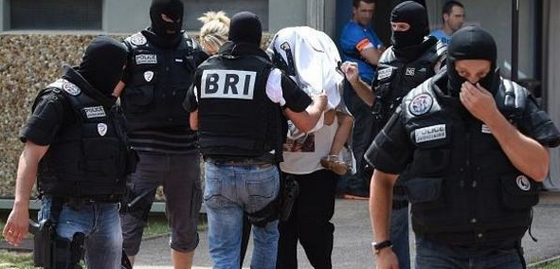 المشتبه بتنفيذه اعتداء فرنسا أرسل صورة «سيلفي» مع رأس ضحيته