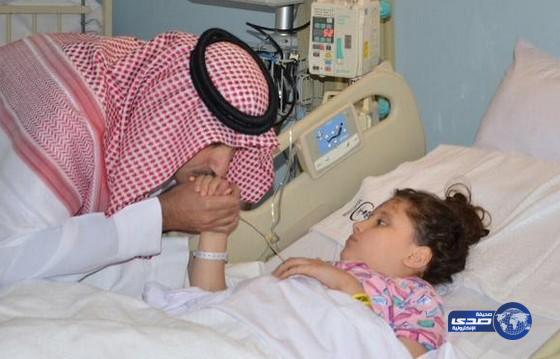 فيصل بن سلمان يزور الطفلة “بانة” التي فقدت عائلتها في حادث مروري