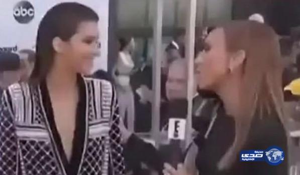 بالفيديو: موقف مُحرج على الهواء لمذيعة بسبب قبلة