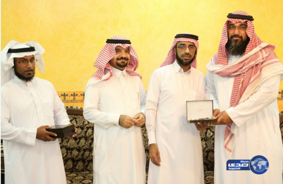 فريق العيون التطوعي يكرم الفرقة الكشفية والإعلاميين وجنود السلة الغذائية بالعيون‎(صور)