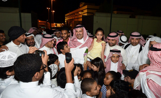 أمير منطقة المدينة المنورة يطمئن على أحوال أسر أيتام جمعية تكافل