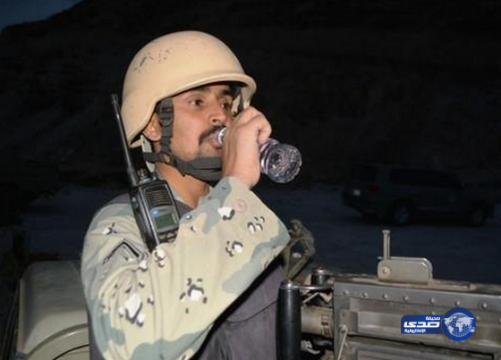 بالصور.. الجنود المرابطون على الحد الجنوبي يتناولون إفطارهم على ظهر مدرعاتهم