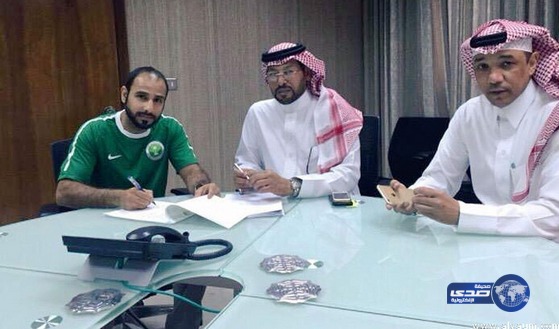 الشهري يوقع عقداً رسمياً لتدريب شباب الأخضر