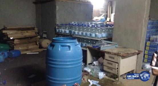 مداهمة مستودع لتعبئة مياه زمزم المغشوشة بالكعكية