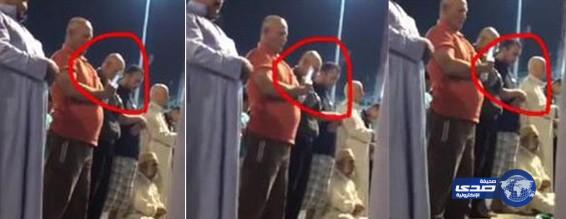 بالفيديو: رجل يصور نفسه سيلفي أثناء أدائه صلاة التراويح بالمسجد