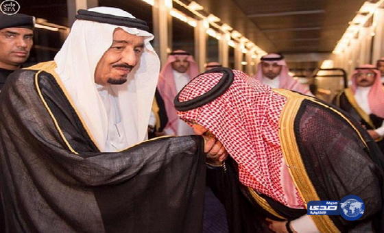 الصورة الأكثر تداولا: محمد بن نايف يقبل يد الملك
