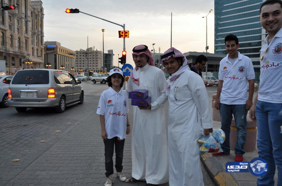 الفنان أحمد العليان يشارك فريق” إفطارك علينا” بتوزيع الوجبات