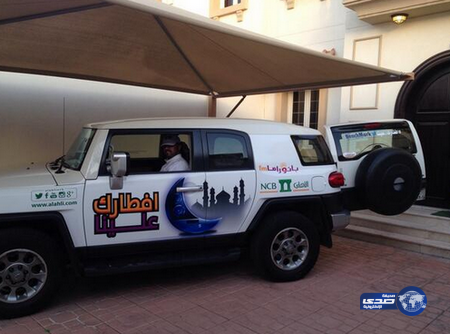 فريق “إفطارك علينا” يقوم بتوزيع وجبات الافطار