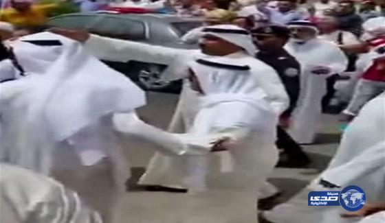 بالفيديو:أمير الكويت يتفقد موقع تفجير مسجد الإمام الصادق