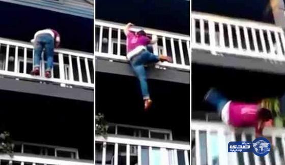 بالفيديو: لحظة سقوط فتاة أمريكية من شرفة منزلها