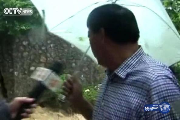 بالفيديو: السيول تباغت مراسلة صينية بعد انهيار جدار خلفها