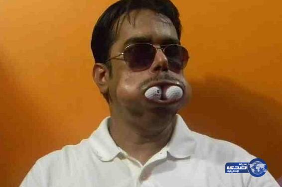 بالفيديو: هندي يحطم رقمًا قياسيًا في امتلاك أكبر فم في العالم