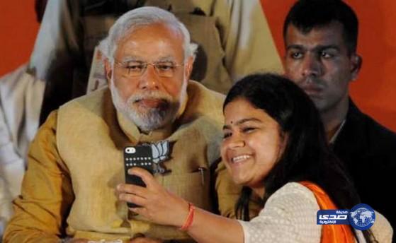 رئيس الوزراء الهندي يدعو الآباء لالتقاط سيلفي مع بناتهم
