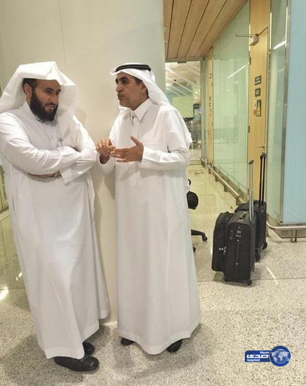 وزير التعليم و وزير العدل أمام إحدى بوابات الدخول في مطار الأمير محمد بن عبدالعزيز