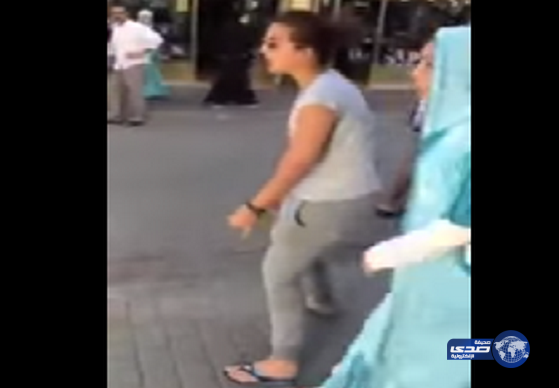 بالفيديو :ردة فعل غريبة من فتاة انتقد رجل ملتحي لباسها الغير محتشم