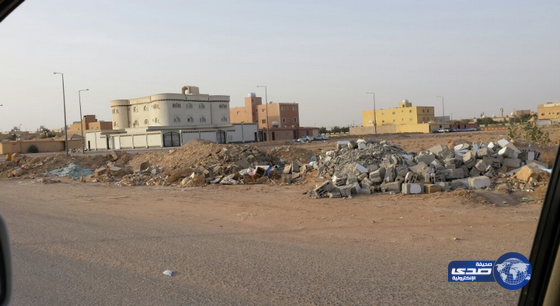 مخلفات البناء والثعابين تحاصر سكان حي المعيزيله بشرق الرياض