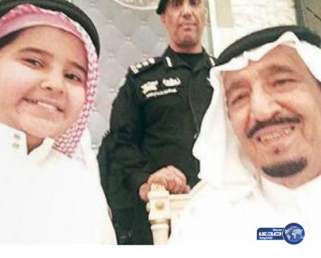 الملك سلمان يحقق رغبة طفل بالمدينة المنورة في التقاط “سيلفي” معه