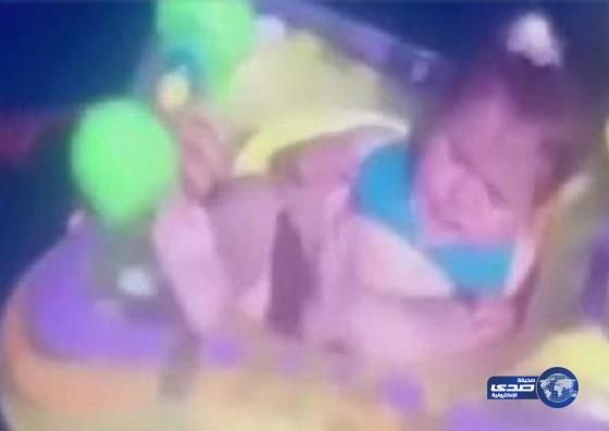 بالفيديو: طفلة أنقذتها لعبتها من الغرق بعد أن نسيها والداها على الشاطئ