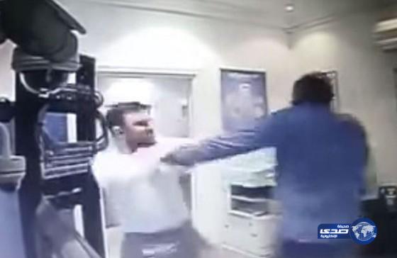 بالفيديو: موظف سوداني يعتدي باللكمات على مديره السوري
