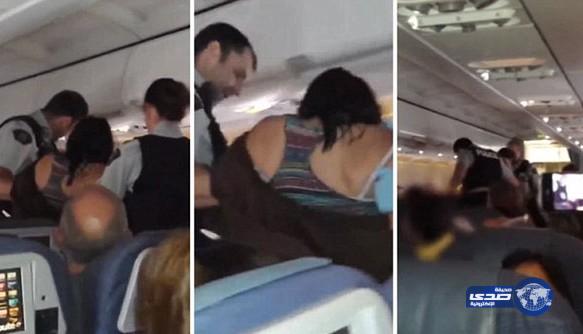 بالفيديو: القبض على امرأة أجبرت طائرة على تغيير مسارها