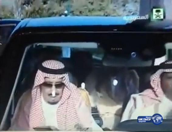 بالفيديو.. خادم الحرمين يقرأ القرآن بالسيارة خلال سفره من جدة إلى مكة