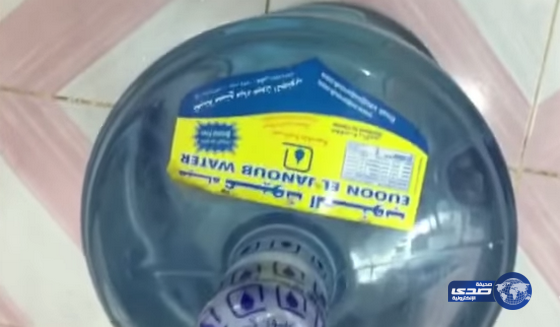 بالفيديو.. مواطن يعثر على صرصور داخل عبوة مياه مغلفة