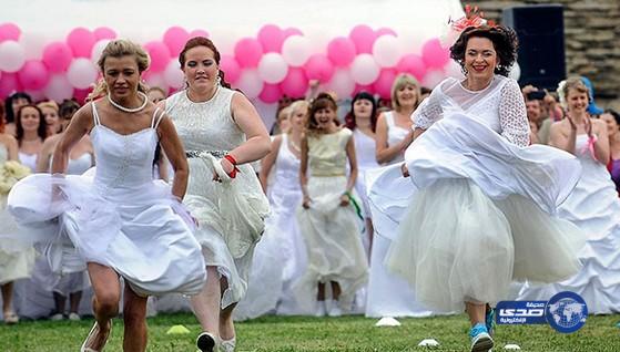 بالفيديو: ماراثون نسائي للجري بفستان الزفاف
