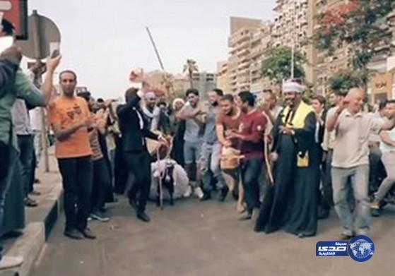 بالفيديو.. شاب مصري يتزوج «معزة» والزفة في الشارع