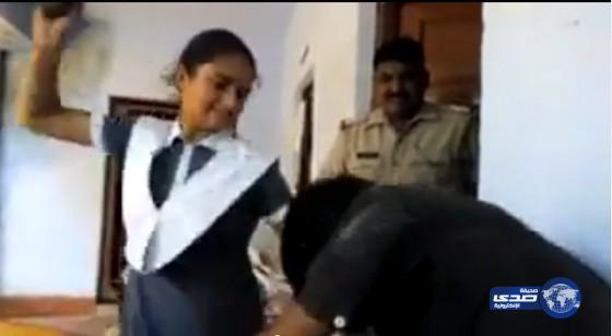 طالبة تصفع متحرشًا وتلقنه «علقة ساخنة» بالحذاء أمام الشرطة. (فيديو)
