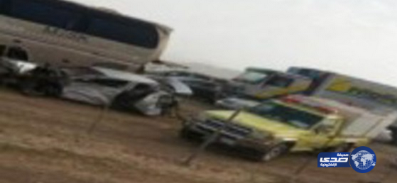 وفاة وإصابة 12 في تصادم 7 مركبات على طريق الهجرة بسبب الغبار