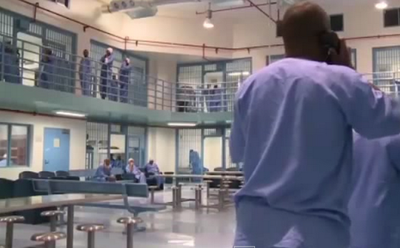 بالفيديو: زي موحد للسجناء أولى خطوات تحويل الإصلاحيات بالمملكة إلى مراكز تأهيل