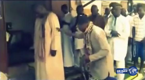 إفريقي يخرج من الصلاة ويشتبك مع الإمام لإطالته أثناء الصيام (فيديو)