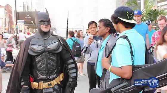 بالفيديو: رجل مجنون يثير غضب باتمان النسخة الكندية