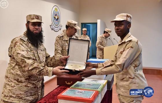 لواء الملك خالد للأمن الخاص بالحرس الوطني يحتفي بتخريج دورة الفرد الأساسي