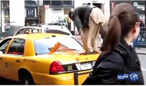 بالفيديو.. مواطن أميركي مسلم يصلي على سيارته على سجادة صلاة ويُثير الجدل